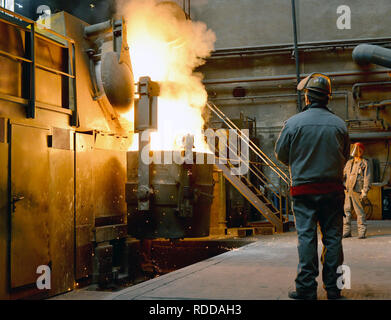 Berlin, Deutschland - 18 April 2013: Produktion von Metallkomponenten in einer Gießerei - Gruppe der Arbeitnehmer Stockfoto