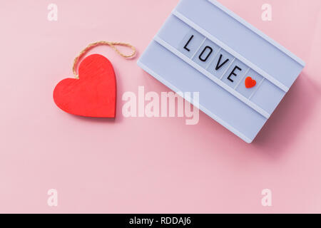 Liebe ist ein Wort ist licht-Box geschrieben. Liebe Inschrift. Dekoration für Hochzeit oder Valentinstag. Liebe der Schlüssel zum Herzen. Love Story. Platz kopieren. Valentinstag Inneneinrichtung. Februar 14 Kalender. Stockfoto