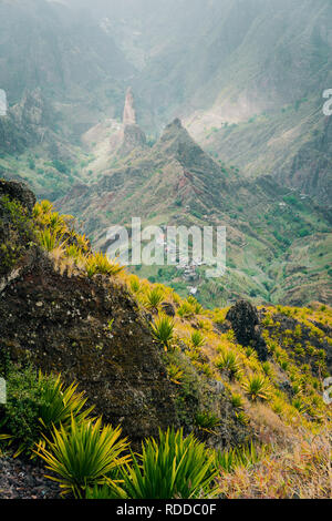 Große Szene des grünen Xo Xo Tal. Berge in Staub. Santo Antao, Kap Verde Cabo Verde Stockfoto