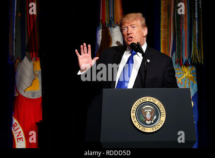 Arlington, Vereinigten Staaten von Amerika. 17 Jan, 2019. Präsidenten der Vereinigten Staaten Donald J. Trumpf macht Erläuterungen, wie er in einem Missile Defence Review Ansage an das Pentagon teilnimmt, in Arlington, Virginia, 17. Januar 2019. Quelle: Martin H. Simon/Pool über CNP | Verwendung der weltweiten Kredit: dpa/Alamy leben Nachrichten Stockfoto