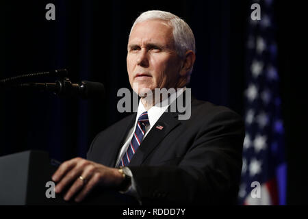 Arlington, Virginia, USA. 17 Jan, 2019. United States Vice President Mike Pence macht einleitende Bemerkungen als US-Präsident Donald J. Trumpf in einer Raketenabwehr Review Ansage an das Pentagon teilnimmt, in Arlington, Virginia, 17. Januar 2019 Credit: Martin H. Simon/CNP/ZUMA Draht/Alamy leben Nachrichten Stockfoto