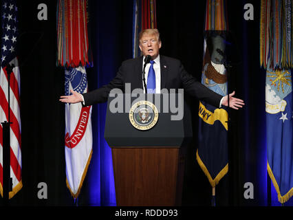 Arlington, Virginia, USA. 17 Jan, 2019. Präsidenten der Vereinigten Staaten Donald J. Trumpf macht Erläuterungen, wie er in einem Missile Defence Review Ansage an das Pentagon teilnimmt, in Arlington, Virginia. Quelle: Martin H. Simon/CNP/ZUMA Draht/Alamy leben Nachrichten Stockfoto