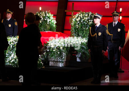 Danzig, Polen 17. Januar 2019. Ein Sarg mit dem Bürgermeister von Danzig, Paweł Ottar. Bewohner sagen Auf Wiedersehen. Credit: Slawomir Kowalewski/Alamy leben Nachrichten Stockfoto