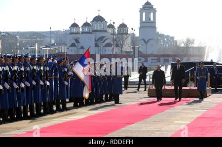 Belgrad, Serbien. 17. Januar, 2019. Der russische Präsident Wladimir Putin, Links, wird durch den serbischen Präsidenten Aleksandar Vucic begleitet während der offiziellen vollen militärischen Ehren Zeremonie am 17. Januar 2019 in Belgrad, Serbien willkommen. Credit: Planetpix/Alamy leben Nachrichten Stockfoto