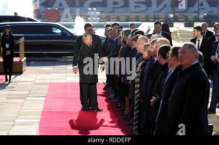 Belgrad, Serbien. 17. Januar, 2019. Der russische Präsident Wladimir Putin, mit VIPs durch den serbischen Präsidenten Aleksandar Vucic eingeführt, während der offiziellen vollen militärischen Ehren Zeremonie am 17. Januar 2019 in Belgrad, Serbien willkommen. Credit: Planetpix/Alamy leben Nachrichten Stockfoto