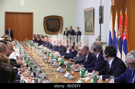 Belgrad, Serbien. 17. Januar, 2019. Der russische Präsident Wladimir Putin, rechts Mitte, während eine erweiterte bilaterale Treffen mit dem serbischen Präsidenten Aleksandar Vucic und Delegationen, 17. Januar 2019 in Belgrad, Serbien. Credit: Planetpix/Alamy leben Nachrichten Stockfoto