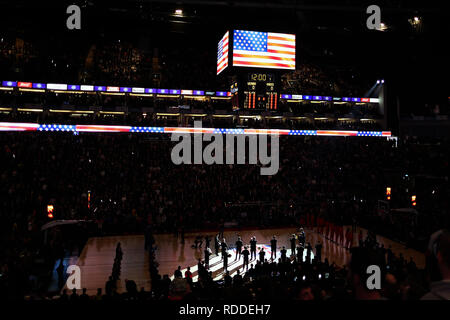 London, Großbritannien. 17. Januar 2019, die O2 Arena, London, England; NBA-Spiel in London, Washington Wizards vs. New York Knicks; die O2 spielt die Nationalhymne der Vereinigten Staaten von Amerika Credit: Aktion Plus Sport Bilder/Alamy leben Nachrichten Stockfoto