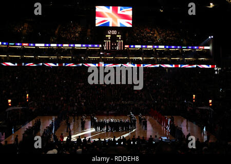 London, Großbritannien. 17. Januar 2019, die O2 Arena, London, England; NBA-Spiel in London, Washington Wizards vs. New York Knicks; die O2 spielt die Nationalhymne von Großbritannien Quelle: Aktion Plus Sport Bilder/Alamy leben Nachrichten Stockfoto