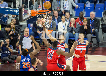 Londo, UK. 17. Januar 2019. Otto Porter jr., Zauberer "Vorwärts, Nr. 22, und Ian Mahinmi, Wizards' Center, Nr. 28, Springen für die Kugel während ein NBA Basketball, NBA London 2019, zwischen Washington Wizards und New York Knicks in der O2 Arena. Endergebnis: Zauberer 101 Knicks 100. Credit: Stephen Chung/Alamy leben Nachrichten Stockfoto