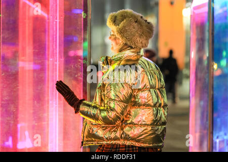 Canary Wharf, London, Großbritannien, 17. Jan 2019. Besucher interagieren und posieren mit den Prismatica Installation von bunten Spalten in Jubilee Plaza. Viele haben die das kalt, aber trocken Abend beschlagnahmt Winter Lights, mit Massen und Warteschlangen Gebäude bei einigen Installationen zu besuchen. Canary Wharf Winter Lights hat für das fünfte Jahr mit spektakulären Lichtinstallationen und interaktive Kunst. Es läuft bis Jan 26 Blick zurück. Credit: Imageplotter Nachrichten und Sport/Alamy leben Nachrichten Stockfoto