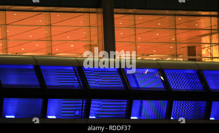 Canary Wharf, London, Großbritannien, 17. Jan 2019. Die Farbe bewegt sich die Installation von außen gesehen. Viele haben die das kalt, aber trocken Abend beschlagnahmt Winter Lights, mit Massen und Warteschlangen Gebäude bei einigen Installationen zu besuchen. Canary Wharf Winter Lights hat für das fünfte Jahr mit spektakulären Lichtinstallationen und interaktive Kunst. Es läuft bis Jan 26 Blick zurück. Credit: Imageplotter Nachrichten und Sport/Alamy leben Nachrichten Stockfoto