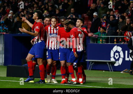 Madrid, Spanien. 16 Jan, 2019. Atletico de Madrid team Group (Atletico) Fußball: Atletico de Madrid team Gruppe feiern nach Griezmann's Ziel während der Spanischen "Copa del Rey" Match zwischen Club Atlético de Madrid 3-3 FC Girona an der Wanda Metropolitano Stadion in Madrid, Spanien. Credit: mutsu Kawamori/LBA/Alamy leben Nachrichten Stockfoto