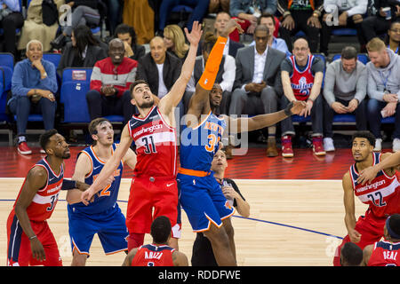 London, Großbritannien. 17. Januar 2019. Tomas Satoransky, Assistenten 'Guard-Forward, Nr. 31, und Noah Vonleh, Knicks' vorwärts, Nr. 32, Springen für die Kugel während ein NBA Basketball, NBA London 2019, zwischen Washington Wizards und New York Knicks in der O2 Arena. Endergebnis: Zauberer 101 Knicks 100. Credit: Stephen Chung/Alamy leben Nachrichten Stockfoto