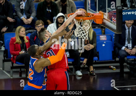 London, Großbritannien. 17. Januar 2019. Tomas Satoransky, Assistenten 'Guard-Forward, Nr. 31, dunks den Ball unter Druck von Noah Vonleh, Knicks' vorwärts, Nr. 32, während ein NBA Basketball, NBA London 2019, zwischen Washington Wizards und New York Knicks in der O2 Arena. Endergebnis: Zauberer 101 Knicks 100. Credit: Stephen Chung/Alamy leben Nachrichten Stockfoto