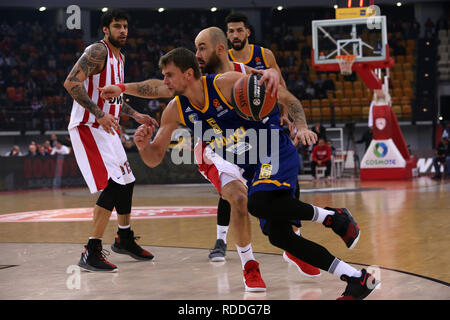 Athen, Griechenland. 17 Jan, 2019. Egor Vialtsev (C) der BC Khimki konkurriert während der regulären Saison Spiel im Uleb EuroLeague Basketball Turnier zwischen Griechenland Olympiakos Piräus Piräus und dem russischen Chimki v. Chr. in Athen, Griechenland, am 31.01.17., 2019. Credit: Marios Lolos/Xinhua/Alamy leben Nachrichten Stockfoto