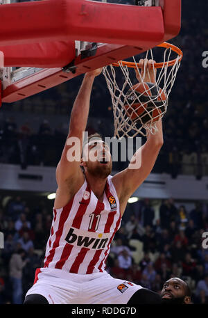 Athen, Griechenland. 17 Jan, 2019. Nikola Milutinov von Olympiakos Piräus Piräus dunks während der regulären Saison Spiel im Uleb EuroLeague Basketball Turnier zwischen Griechenland Olympiakos Piräus Piräus und dem russischen Chimki v. Chr. in Athen, Griechenland, am 31.01.17., 2019. Credit: Marios Lolos/Xinhua/Alamy leben Nachrichten Stockfoto