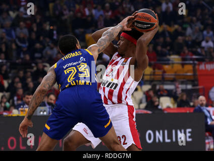 Athen, Griechenland. 17 Jan, 2019. Malcolm Thomas (L) von BC Khimki Mias mit ZachLeDay von Olympiakos Piräus Piräus während der regulären Saison Spiel im Uleb EuroLeague Basketball Turnier zwischen Griechenland Olympiakos Piräus Piräus und dem russischen Chimki v. Chr. in Athen, Griechenland, am 31.01.17., 2019. Credit: Marios Lolos/Xinhua/Alamy leben Nachrichten Stockfoto