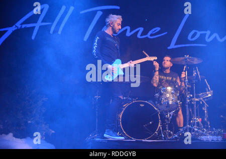 Milwaukee, Wisconsin, USA. 22 Dez, 2018. Gitarrist Jack Barakat von All Time Low führt auf dem Eagles Ballroom in Milwaukee, Wisconsin. Ricky Bassman/CSM/Alamy leben Nachrichten Stockfoto