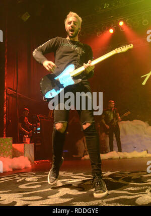 Milwaukee, Wisconsin, USA. 22 Dez, 2018. Gitarrist Jack Barakat von All Time Low führt auf dem Eagles Ballroom in Milwaukee, Wisconsin. Ricky Bassman/CSM/Alamy leben Nachrichten Stockfoto