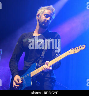 Milwaukee, Wisconsin, USA. 22 Dez, 2018. Gitarrist Jack Barakat von All Time Low führt auf dem Eagles Ballroom in Milwaukee, Wisconsin. Ricky Bassman/CSM/Alamy leben Nachrichten Stockfoto