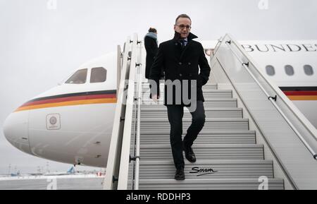 Moskau, Russland. Jan, 2019 18. Heiko Maas (SPD), Außenminister, ist die Abfahrt auf der Gangway des Airbus A321 der Luftwaffe am Flughafen Wnukovo II nach seiner Ankunft. Maas ist in der russischen Hauptstadt zu politischen Gesprächen. Credit: Kay Nietfeld/dpa/Alamy leben Nachrichten Stockfoto