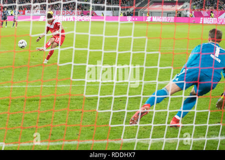 Takashi USAMI (D) schießt den Elfmeter, Aktion, Strafe, Elfmeterschießen, Fußball Telekom Schale, Fortuna Düsseldorf (D) - FC Bayern München (M) 6:7 iE, am 15/01/2019 in Düsseldorf/Deutschland. | Verwendung weltweit Stockfoto