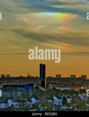 Glasgow, Schottland, Großbritannien, 18. Januar, 2019. UK Wetter: Sonniger Tag und seltener Anblick von Rainbow Beugung pr Cloud schillern oder irisation aufgrund von Eis in der Wolke über anniesland Turm und die Türme von Maryhill, kein Zeichen der neuen Tier aus dem Osten ist vor einem hellen, sonnigen Tag über dem West End der Stadt versprochen. Kredit Gerard Fähre / alamy Leben Nachrichten Stockfoto