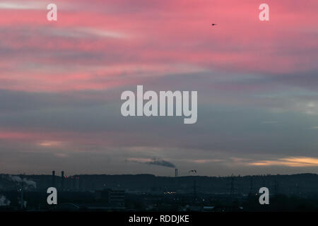 London, Vereinigtes Königreich. 18. Januar 2019. Bunte rosa Himmel bei Sonnenaufgang an einem kalten Wintermorgen in Wimbledon Credit: Amer ghazzal/Alamy leben Nachrichten Stockfoto