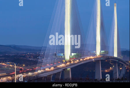 South Queensferry, Schottland, Großbritannien. Januar 18, 2019. Blick bei Sonnenaufgang der Berufsverkehr in Edinburgh über die Queensferry Crossing Bridge reisen mit neuen Lichtdesign eiskalt, aber klares Wetter. Credit: Iain Masterton/Alamy leben Nachrichten Stockfoto