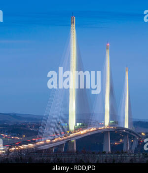 South Queensferry, Schottland, Großbritannien. Januar 18, 2019. Blick bei Sonnenaufgang der Berufsverkehr in Edinburgh über die Queensferry Crossing Bridge reisen mit neuen Lichtdesign eiskalt, aber klares Wetter. Credit: Iain Masterton/Alamy leben Nachrichten Stockfoto