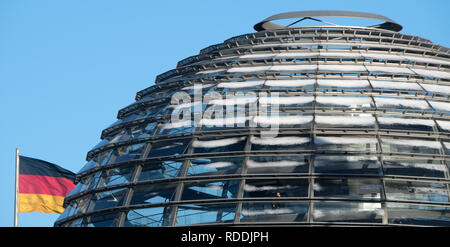 Berlin, Deutschland. Jan, 2019 18. Schnee liegt auf der Kuppel der Reichstag, Sitz des Deutschen Bundestages. Foto: Ralf Hirschberger/dpa/Alamy leben Nachrichten Stockfoto