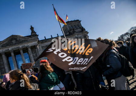 Berlin, Deutschland. Jan, 2019 18. Studenten protestieren vor dem Reichstagsgebäude, dem Sitz des Deutschen Bundestages. In vielen deutschen Städten, Schüler wieder am Freitag demonstrieren für mehr Klimaschutz. Credit: Carsten Koall/dpa/Alamy leben Nachrichten Stockfoto