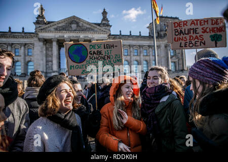 Berlin, Deutschland. Jan, 2019 18. Studenten protestieren vor dem Reichstagsgebäude, dem Sitz des Deutschen Bundestages. In vielen deutschen Städten, Schüler wieder am Freitag demonstrieren für mehr Klimaschutz. Credit: Carsten Koall/dpa/Alamy leben Nachrichten Stockfoto