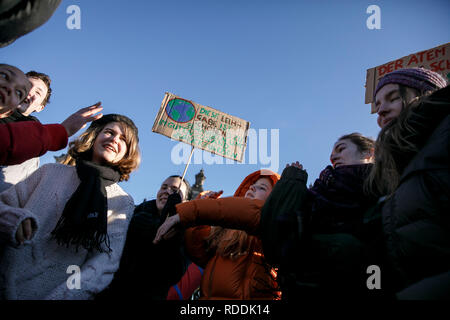 Berlin, Deutschland. Jan, 2019 18. Studenten protestieren vor dem Reichstagsgebäude, dem Sitz des Deutschen Bundestages. In vielen deutschen Städten, Schüler wieder am Freitag demonstrieren für mehr Klimaschutz. Credit: Carsten Koall/dpa/Alamy leben Nachrichten Stockfoto