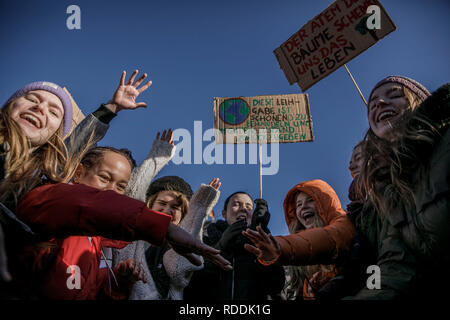 Berlin, Deutschland. Jan, 2019 18. Studenten protestieren vor dem Reichstagsgebäude, dem Sitz des Deutschen Bundestages. In vielen deutschen Städten, Schüler wieder am Freitag demonstrieren für mehr Klimaschutz. Credit: Carsten Koall/dpa/Alamy leben Nachrichten Stockfoto