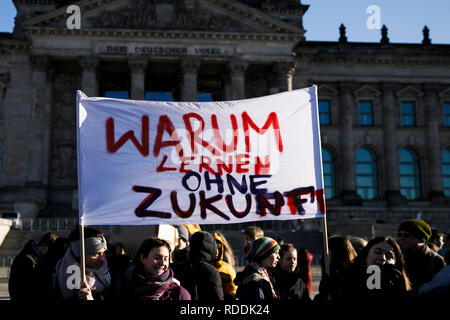 Berlin, Deutschland. Jan, 2019 18. Studenten protestieren vor dem Reichstagsgebäude, dem Sitz des Deutschen Bundestages. In vielen deutschen Städten, Schüler wieder am Freitag demonstrieren für mehr Klimaschutz. Credit: Carsten Koall/dpa/Alamy leben Nachrichten Stockfoto