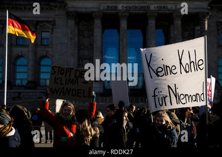 Berlin, Deutschland. Jan, 2019 18. Studenten protestieren vor dem Reichstagsgebäude, dem Sitz des Deutschen Bundestages. In vielen deutschen Städten, Schüler wieder am Freitag demonstrieren für mehr Klimaschutz. Credit: Carsten Koall/dpa/Alamy leben Nachrichten Stockfoto