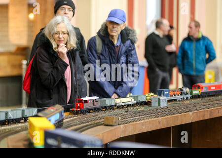 Alexandra Palace, nördlich von London. 19 Jan 2019 - Enthusiasten und Liebhaber an der jährlichen London Model Engineering Ausstellung im Alexandra Palace gesehen werden, nördlich von London. Über 50 Vereine und Gesellschaften sind, die volle Bandbreite der Modellierung von traditionellen Model Engineering, Dampflokomotiven und Zugmaschinen bis hin zu den moderneren Geräte einschließlich Lkw, Boote, Flugzeuge und Hubschrauber mit fast 2.000 Modelle, die von ihren Mitgliedern aufgebaut. Credit: Dinendra Haria/Alamy leben Nachrichten Stockfoto