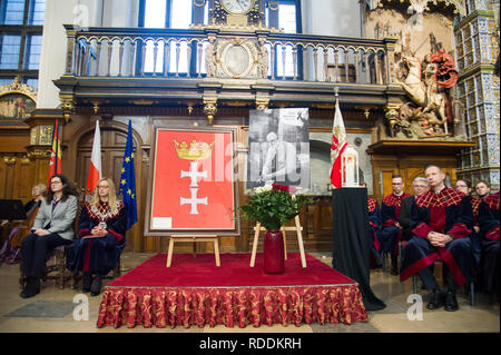 Danzig, Polen. 17. Januar, 2019. Danzig Stadtrat Mitglieder zahlen ihren Respekt zu Danziger Bürgermeister Pawel Ottar auf der Bühne am Charity Event am Sonntag niedergestochen und verstarb im Krankenhaus am Montag. Danzig, Polen. 17. Januar 2018 © wojciech Strozyk/Alamy leben Nachrichten Stockfoto