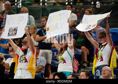 19 Januar 2019, Australien, Melbourne: Tennis: Grand Slam, WTA-Tour, Australian Open in Melbourne, Frauen, Singles, 3. Runde, Birrell (Australien) - Kerber (Deutschland): Fans von tennis player Angelique Kerber halten Plakate mit einem Geburtstag in der Luft. Am Tag Ihrer dritten Runde Spiel gegen Kimberly Birrell aus Australien, Kerber feierte ihren 31. Geburtstag. Foto: Frank Molter/dpa Stockfoto