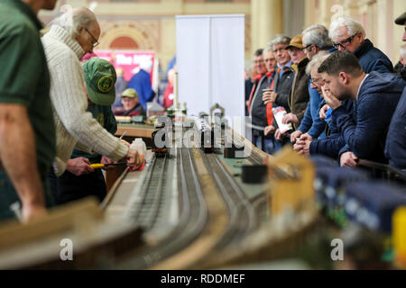 London, Großbritannien. Jan, 2019 18. Enthusiasten und Liebhaber werden gesehen, um Anzeigen einer Dampf an der jährlichen London Model Engineering Ausstellung Lokomotive im Alexandra Palace, London. Über 50 Vereine und Gesellschaften sind, die volle Bandbreite der Modellierung von traditionellen Model Engineering, Dampflokomotiven und Zugmaschinen bis hin zu den moderneren Geräte einschließlich Lkw, Booten, Flugzeugen und helicoptersÃŠwith fast 2.000 Modelle, die von ihren Mitgliedern aufgebaut. Credit: Dinendra Haria/SOPA Images/ZUMA Draht/Alamy leben Nachrichten Stockfoto