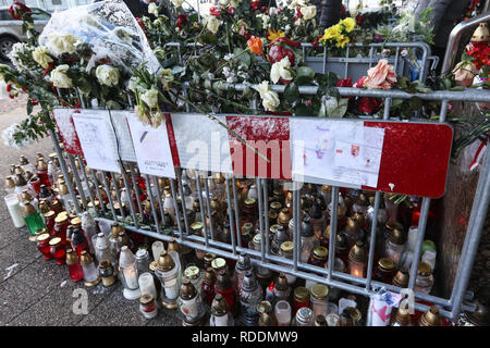 Danzig, Polen. 18. Jan 2019. Kerzen vor der Danziger Rathaus gesehen werden. Bürgermeister Pawel Ottar wurde an der Charity Veranstaltung am Sonntag, dem 13. Januar Credit erstochen: Max Ardulf/Alamy leben Nachrichten Stockfoto