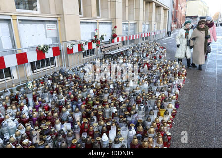 Danzig, Polen. 18. Jan 2019. Kerzen vor der Danziger Rathaus gesehen werden. Bürgermeister Pawel Ottar wurde an der Charity Veranstaltung am Sonntag, dem 13. Januar Credit erstochen: Max Ardulf/Alamy leben Nachrichten Stockfoto