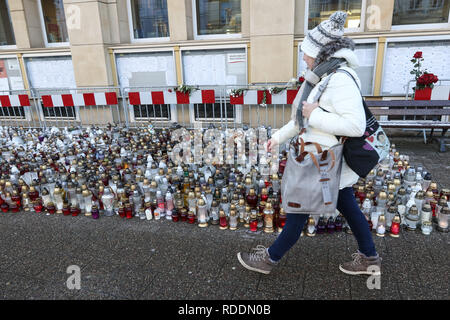 Danzig, Polen. 18. Jan 2019. Kerzen vor der Danziger Rathaus gesehen werden. Bürgermeister Pawel Ottar wurde an der Charity Veranstaltung am Sonntag, dem 13. Januar Credit erstochen: Max Ardulf/Alamy leben Nachrichten Stockfoto