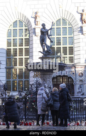 Danzig, Polen. 18. Jan 2019. Blumen und Kerzen unter dem Neptunbrunnen gesehen werden. Bürgermeister Pawel Ottar wurde an der Charity Veranstaltung am Sonntag, dem 13. Januar Credit erstochen: Max Ardulf/Alamy leben Nachrichten Stockfoto