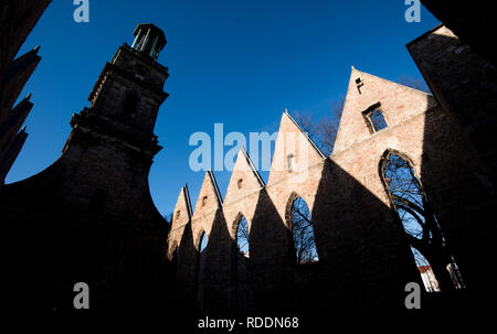 Hannover, Deutschland. Jan, 2019 18. In der Aegidienkirche, die Schatten der dreieckige Kirche Fassade fallen auf der gegenüberliegenden auch dreieckige Fassade. Die Kirche aus dem 14. Jahrhundert war im Zweiten Weltkrieg während der Luftangriffe auf Hannover zerstört. Heute gibt es immer noch Teile der Fassade und den Kirchturm. Credit: Julian Stratenschulte/dpa/Alamy leben Nachrichten Stockfoto