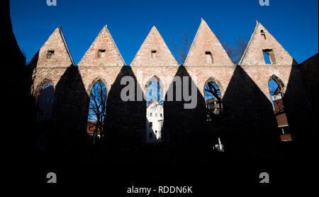 Hannover, Deutschland. Jan, 2019 18. In der Aegidienkirche, die Schatten der dreieckige Kirche Fassade fallen auf der gegenüberliegenden auch dreieckige Fassade. Die Kirche aus dem 14. Jahrhundert war im Zweiten Weltkrieg während der Luftangriffe auf Hannover zerstört. Heute gibt es immer noch Teile der Fassade und den Kirchturm. Credit: Julian Stratenschulte/dpa/Alamy leben Nachrichten Stockfoto