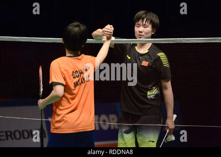 Kuala Lumpur, Malaysia. Jan, 2019 18. Goh Jin Wei (L) von Malaysia schüttelt Hände mit Er Bingjiao von China während der Frauen singles Viertelfinalegleichen in Kuala Lumpur, Malaysia, 18.01.2019. Credit: Chong Voon Chung/Xinhua/Alamy leben Nachrichten Stockfoto