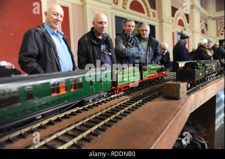 London, Großbritannien. 18. Jan 2019. Besucher auf dem Messgerät eine Eisenbahn Anzeige an der London Model Engineering Ausstellung, die heute im Alexandra Palace, London eröffnet. Die Londoner Modell Engineering Ausstellung ist jetzt in seinem 23. Jahr und zieht rund 14.000 Besucher an. Die Show bietet ein Schaufenster für die gesamte Palette der Modellierung von traditionellen Model Engineering, Dampflokomotiven und Zugmaschinen bis hin zu den moderneren Gadget und Jungen Spielzeug einschließlich Lkw, Boote, Flugzeuge und Hubschrauber. Quelle: Michael Preston/Alamy leben Nachrichten Stockfoto