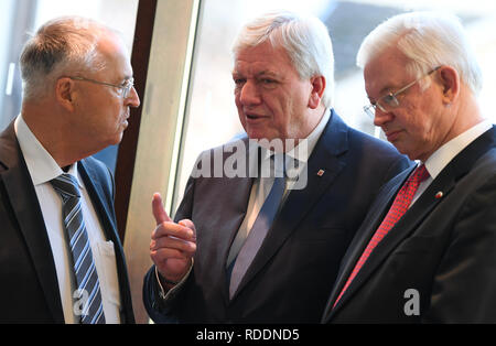 18 Januar 2019, Hessen, Wiesbaden: Volker Bouffier (CDU), ehemaliger Ministerpräsident des Landes Hessen, und sein Vorgänger Hans Eichel (SPD) und Roland Koch sprechen miteinander am Rande der konstituierenden Sitzung des Hessischen Landtags. Foto: Arne Dedert/dpa Stockfoto